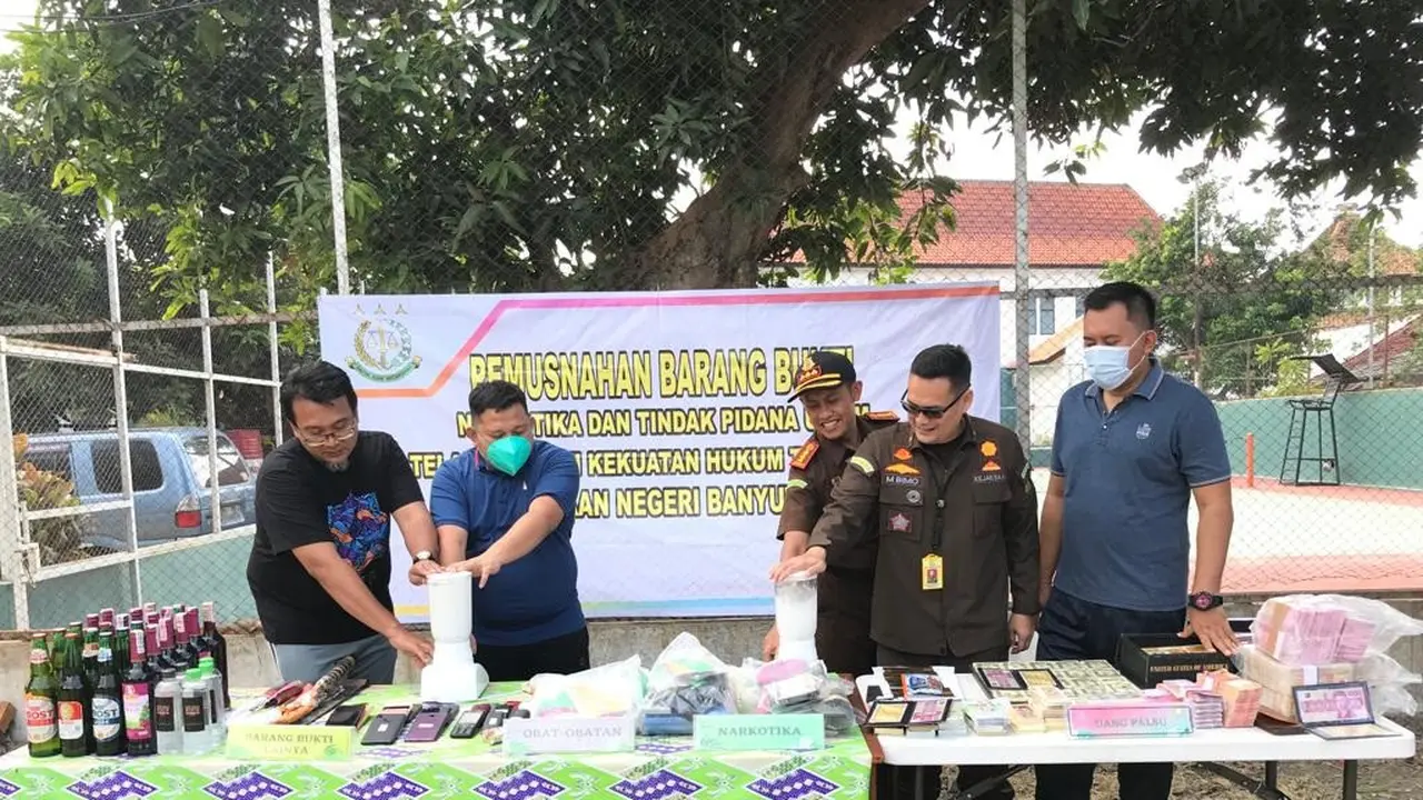 Pemusnahan Barang- bukti yang perkaranya mempunyai kekuatan hukum tetap di Kejaksaan Negeri Banyuwangi (Hermawan Arifianto/Liputan6.com)