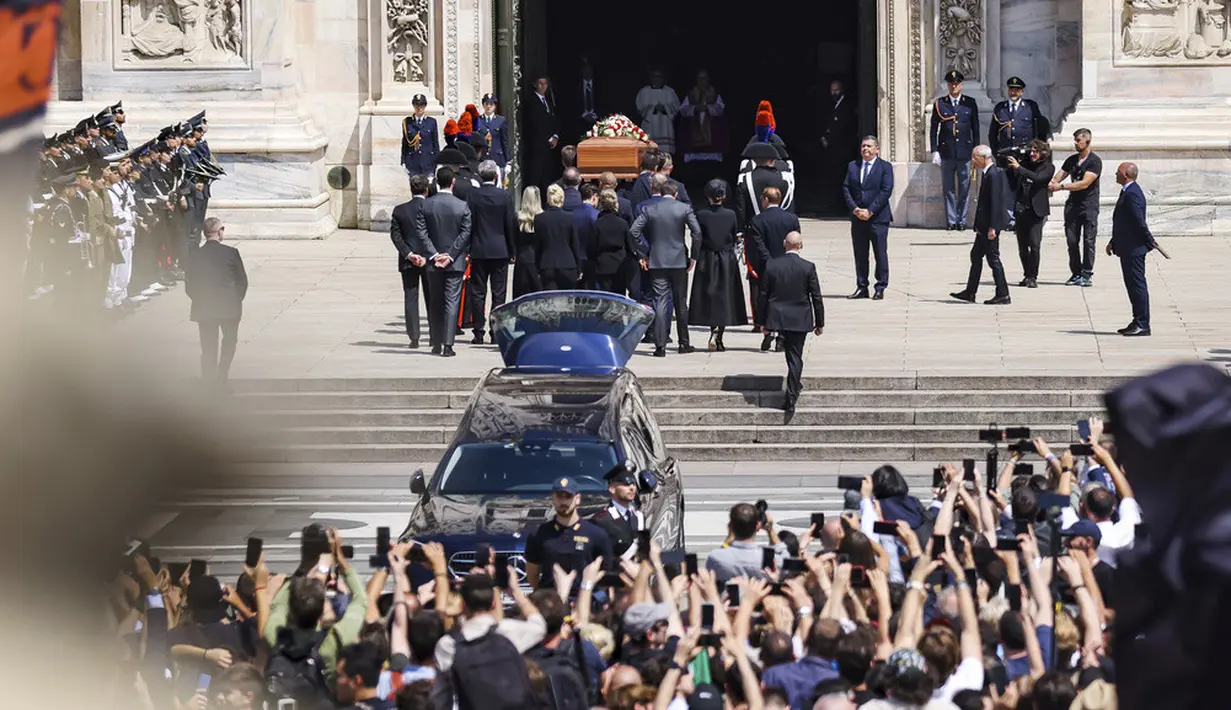 <p>Pemakaman Berlusconi dihadiri oleh politisi top Italia termasuk Presiden Sergio Mattarella dan Perdana Menteri Giorgia Meloni. Partai Meloni, Brothers of Italy, Liga Matteo Salvini dan Forza Italia adalah partai-partai utama dalam koalisi penguasa sayap kanan. (Alessandro Bremec/LaPresse via AP)</p>