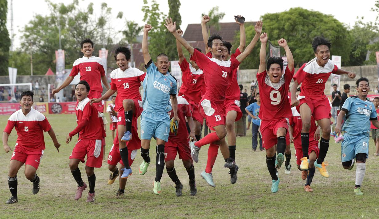 Pemain STIMED Nusa Palapa melakukan selebrasi usai menjuarai Torabika Campus Cup 2017 di Stadion UNM, Makassar, Kamis, (19/10/2017). STIMED Nusa Palapa menang adu penalti atas STKIP Mega Resky. (Bola.com/M Iqbal Ichsan)