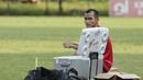 Pemain Persija Jakarta, Riko Simanjuntak, saat mengikuti sesi latihan jelang laga Liga 1 di Lapangan Sutasoma, Jakarta, Jumat (07/12). Persija akan berhadapan dengan Mitra Kukar. (Bola.com/M Iqbal Ichsan)