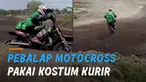 Ada-ada saja aksi pebalap motocross berikut, ia tampak menjajal sirkuit dengan kostum unik.
