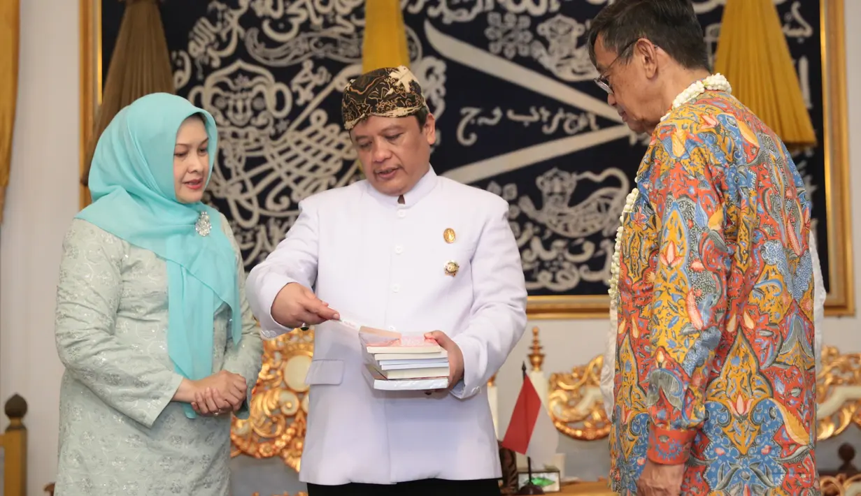 Tak sembarang memberi, ternyata Sultan Arief menyimpan makna di balik lukisan yang diberikannya sebagai hadiah itu. Sambil tersenyum, dikatakan agar keduanya dalam keadaan segar selalu. (Adrian Putra/Bintang.com)