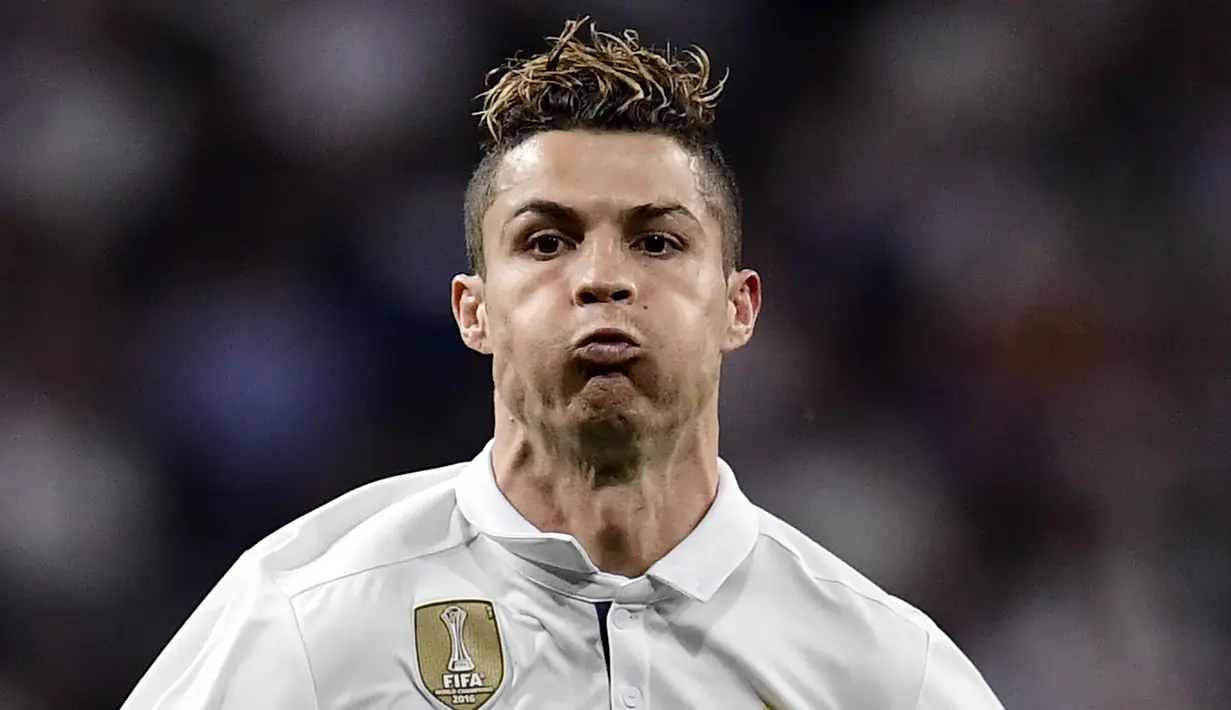 Bintang Real Madrid, Cristiano Ronaldo, saat tampil melawan Atletico Madrid pada laga Liga Champions di Stadion Bernabeu, Madrid, Selasa (2/5/2017). (AFP/Javier Soriano)