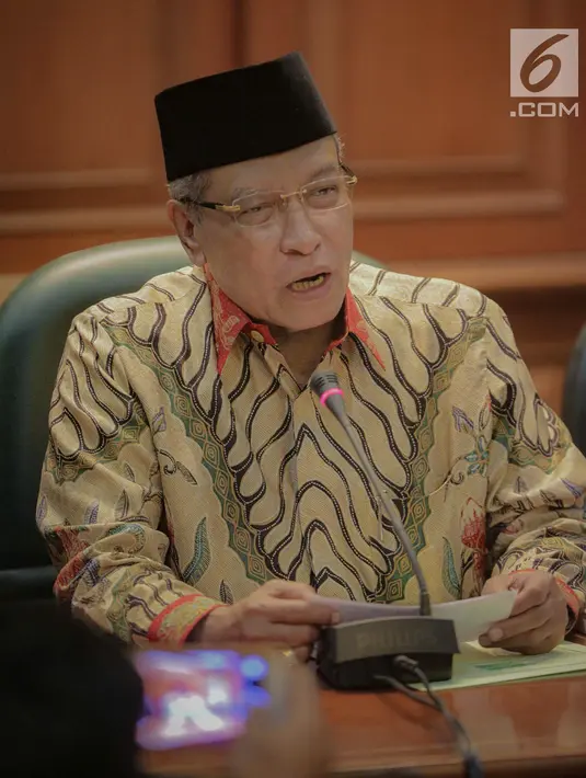Ketua Umum PBNU Said Aqil Siradj memberi keterangan saat konferensi pers terkait Pemilu 2019 di Kantor PBNU, Jakarta, Senin (15/4). PBNU mengimbau masyarakat tak Golput dalam Pemilu 2019. (Liputan6.com/Faizal Fanani)