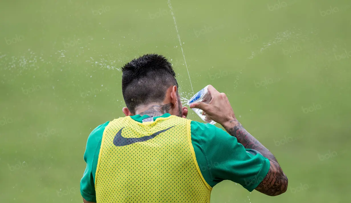 Gelandang Timnas Indonesia, Stefano Lilipaly, melepas dahaga usai berlatih di Lapangan SPH Karawaci, Banten, Minggu (11/12/2016). (Bola.com/Vitalis Yogi Trisna)
