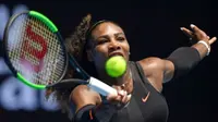 Serena Williams, melenggang mulus ke babak kedua Australia Terbuka 2016 setelah menang dua set langsung atas Belinda Bencic, Selasa (17/1/2017). (AP/Andri Brownbill)