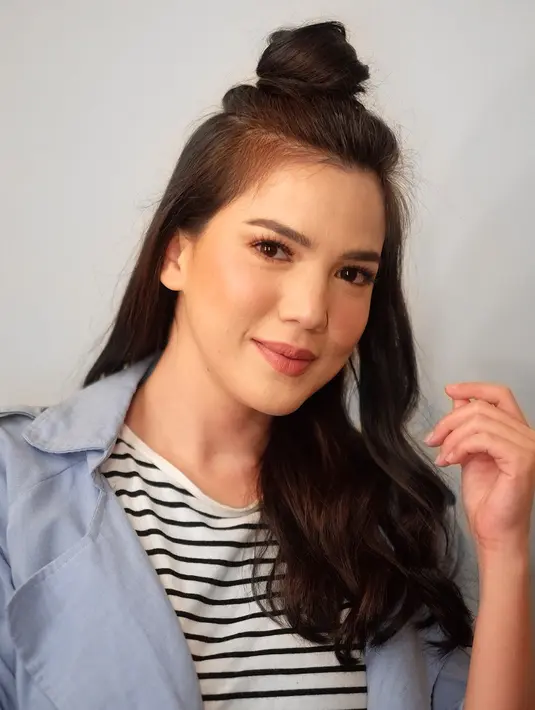 Meskipun sudah memiliki anak, namun bicara soal penampilan Alice Norin lah jagonya. Ia sangat pandai melaukan mix and match pakaian yang dimiliki hingga membuat penampilannya seperti anak kekinian. (Instagram/alicenorin)