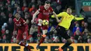Gelandang liverpool, James Milner mengamankan bola dari gelandang Watford, Etienne Capoue pada laga Premier League di Stadion Anfield, Liverpool, Sabtu (17/3/2018). Liverpool menang 5-0 atas Watford. (AFP/Lindsey Parnaby)
