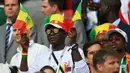 Suporter Senegal membawa bendera negaranya saat pertandingan melawan Polandia pada grup H Piala Dunia 2018 di Stadion Spartak di Moskow, Rusia (19/6). Dalam pertandingan ini Senegal menang 2-1 atas Polandia. (AFP Photo/Francisco Leong)