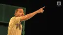Aktor Lukman Sardi memerankan Amir Hamzah dalam pentas teater "Nyanyi Sunyi Revolusi" di Gedung Kesenian Jakarta, Jumat (1/2/). Pementasan tersebut mengangkat kisah hidup seorang penyair besar Indonesia Amir Hamzah. (Fimela.com/Bambang E Ros)