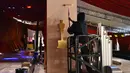 Seorang pekerja mengecat ulang dinding di area kedatangan karpet merah Oscar 2023 selama persiapan Academy Awards ke-95 di Los Angeles, California, Rabu (8/3/2023). Pertama kali, Piala Oscar digelar pada tahun 1929 silam di Hotel Hollywood Roosevelt. (Photo by ANGELA WEISS / AFP)