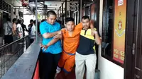 Tersangka pembunuh pelajar yang tewas di lapangan bola Pasuruan sempat mengajak makan bakso dan nongkrong sebelum memukul kepalanya dengan kayu berujung runcing. (Liputan6.com/Dian Kurniawan)