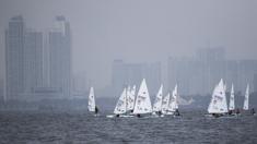 Para pelayar Asia menunggu start saat mengikuti Asian Sailing Championship di Laut Jakarta, Senin (25/6/2018). Turnamen ini merupakan uji kesiapan jelang Asian Games XVIII. (Bola.com/Vitalis Yogi Trisna)