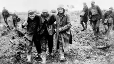 Tentara Jerman membawa tentara Kanada yang terluka dalam pertempuran Vimy selama Perang Dunia I di Prancis. Perang Dunia I berlangsung pada 28 Juli 1914 sampai 11 November 1918. (AP Photo, File)