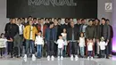 Sejumlah model dan artis berpose usai berjalan diatas catwalk dalam pagelaran Jakarta Fashion Week 2018 di Senayan City, Jakarta, Rabu (25/10). (Liputan6.com/Herman Zakharia)
