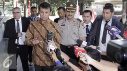 Gubernur Sumatera Utara Gatot Pujo Nugroho enggan memberikan komentar saat mendatangi kantor KPK, Jakarta, Senin (3/8/2015) Gatot diperiksa sebagai tersangka kasus dugaan suap hakim PTUN Medan. (Liputan6.com/Helmi Afandi)