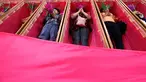 Sejumlah pemuja berdoa saat mereka berbaring dalam peti mati di kuil Takien, pinggiran kota Bangkok, Thailand, Senin (31/12). Upacara agama ini sebagai bagian dari ritual untuk menerima kematian yang tidak bisa dihindari manusia. (AP/Sakchai lalit)