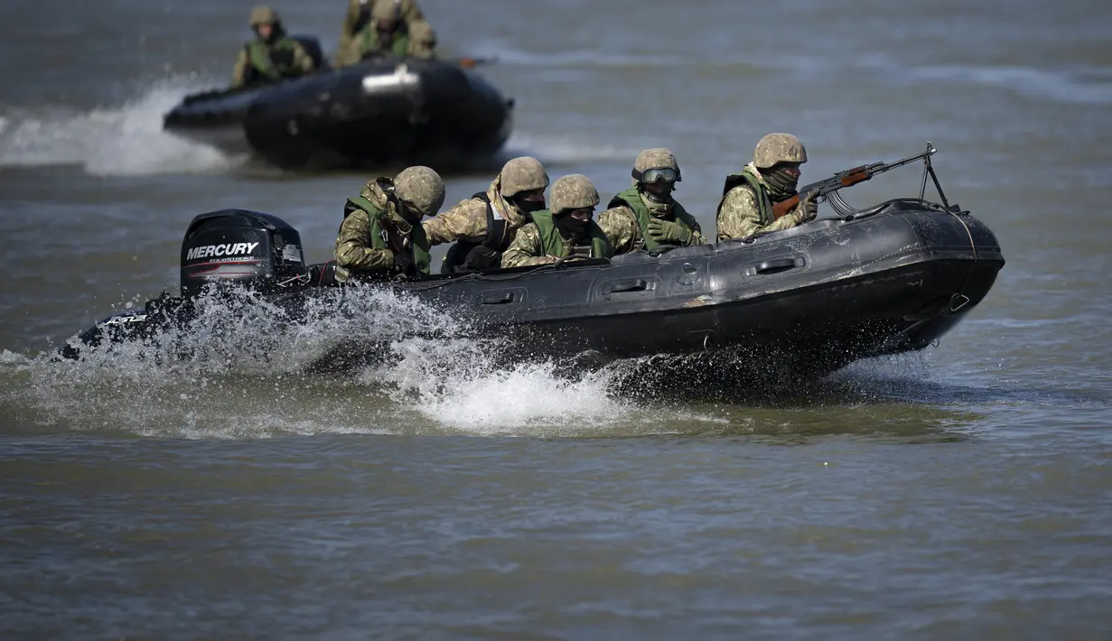 Pasukan komando angkatan laut Rumania berlayar dengan speedboat dalam latihan militer multinasional yang dipimpin Angkatan Laut Rumania di luar Mahmudia, Rumania, Kamis, 30 Maret 2023. (AP Photo/Vadim Ghirda)