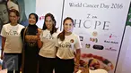 Aktris Wulan Guritno (kanan) berpose bersama tim produser film 'I am Hope' di TIM, Jakarta, Kamis (4/2/2016). Acara tersebut diadakan sebagai bagian dari peringatan Hari Kanker Sedunia pada 4 Februari (Liputan6.com/Immanuel Antonius)