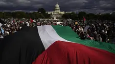 Orang-orang berbaris menuju Gedung Kongres AS dalam pawai pro-Palestina yang menyerukan gencatan senjata di Gaza, Sabtu, 21 Oktober 2023, di Washington. (AP Photo/Andrew Harnik)