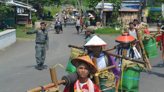 Anggota Banser mengatur lalu lintas untuk memberi jalan kepada penghayat kepercayaan dan kejawen yang menggelar ritual Punggahan. (Foto: Liputan6.com/Muhamad Ridlo)