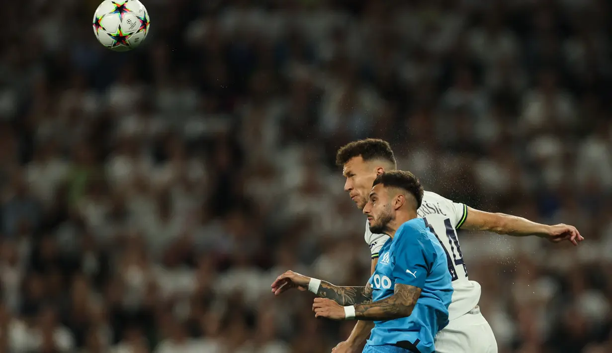 Gelandang Tottenham Hotspur, Ivan Perisic berebut bola dengan bek Marseille Jonathan Clauss selama pertandingan  Grup D Liga Champions di stadion Tottenham Hotspur, di London, Inggris, Kamis (8/9/2022). Dengan kemenangan ini, Tottenham berada di peringkat kedua klasemen dengan 3 poin. (AFP/Adrian Dennis)