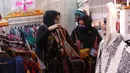 Pengunjung melihat produk yang di jual saat bazar Ramadhan Persatuan Istri Anggota di Lobby Nusantara III, Senayan, Jakarta, Selasa (19/4/2022). Bazar Ramadhan ini menampilkan berbagai produk UMKM binaan seperti Kaus, kebaya, batik, aksesoris, busana muslim.  (Liputan6.com/Angga Yuniar)
