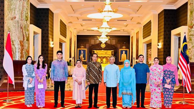 Presiden Joko Widodo atau Jokowi dan Ibu Negara Iriana bertemu dengan Yang di-Pertuan Agong Sultan Abdullah dan Permaisuri Azizah Aminah Maimunah Iskandariah di Istana Negara, Kuala Lumpur, Malaysia, Kamis (8/6/2023).