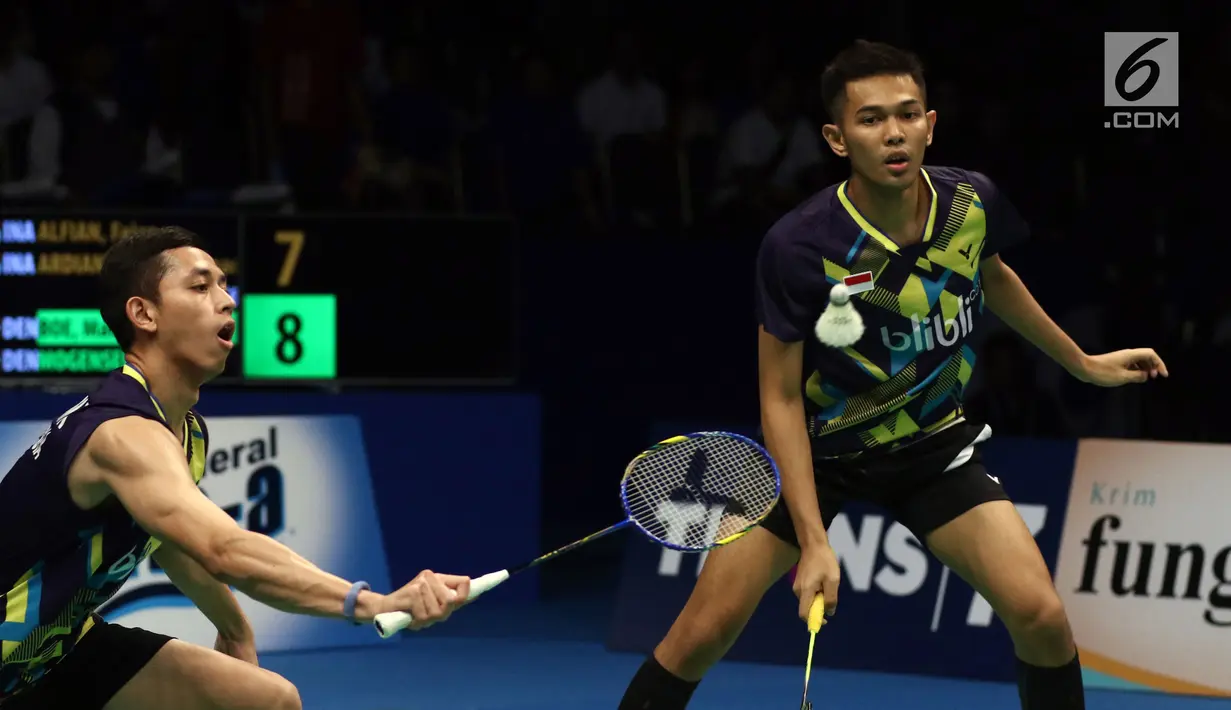Ganda Putra Indonesia, M Rian Ardianto/Fajar Alfian menahan serangan Mathias Boe/Crasten Mogensen (Denmark) di Semifinal Indonesia Open 2017 di Jakarta, Sabtu (17/6). Rian Ardianto/Fajar Alfian kalah 17-21, 21-18, 12-21. (Liputan6.com/Helmi Fithriansyah)