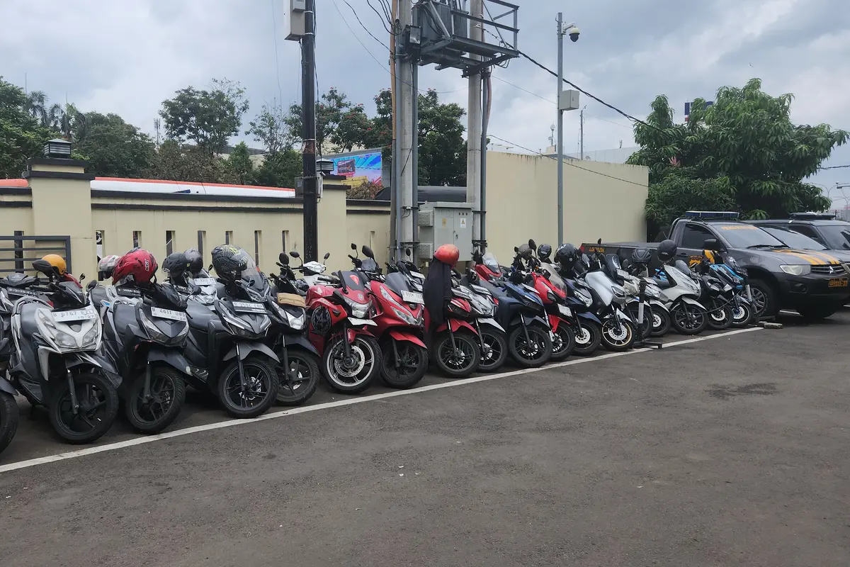 Parkiran motor yang berada di halaman Polres Metro Depok.