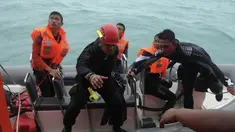 Sembilan hari telah berlalu. Proses pencarian korban dan bangkai Pesawat AirAsia QZ8501 masih berlangsung. 