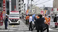 Orang-orang bereaksi setelah tembakan di Nara, Jepang barat. Jumat (8/7/2022). Mantan Perdana Menteri (PM) Jepang Shinzo Abe pingsan setelah ditembak di Nara. Beberapa media melaporkan bahwa Shinzo Abe ditembak dari belakang, kemungkinan dengan senapan. (Kyodo News via AP)