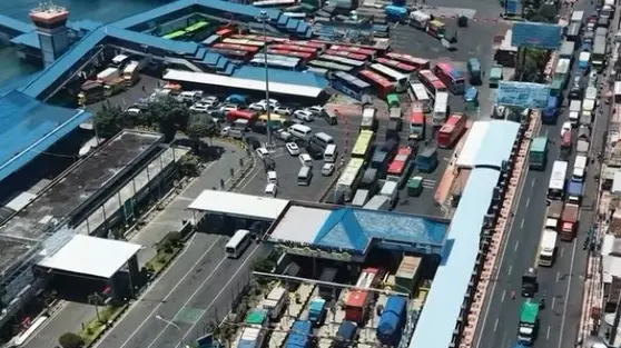 Demo Sopir Logistik Lumpuhkan Ketapang, Antrean Kendaraan 7,8 Km