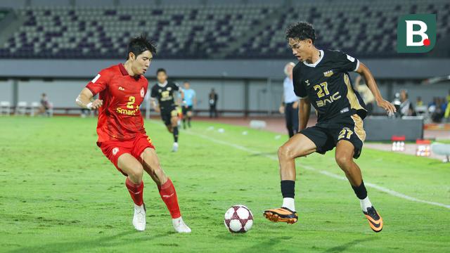 Dewa United melawan Phnom Penh Crown FC