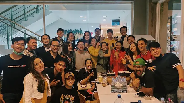 Segera Tamat, Ini 6 Potret Kebersamaan Pemain dan Kru Sinetron Badai Pasti Berlalu
