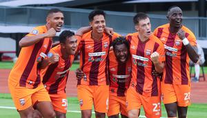 Para pemain Borneo FC merayakan gol yang dicetak oleh Mariano Peralta ke gawang Persita Tangerang pada laga pekan ke-24 BRI Liga 1 2024-2025 di Stadion Indomilk Arena, Tangerang, Sabtu (22/2/2025). (Bola.com/M Iqbal Ichsan)
