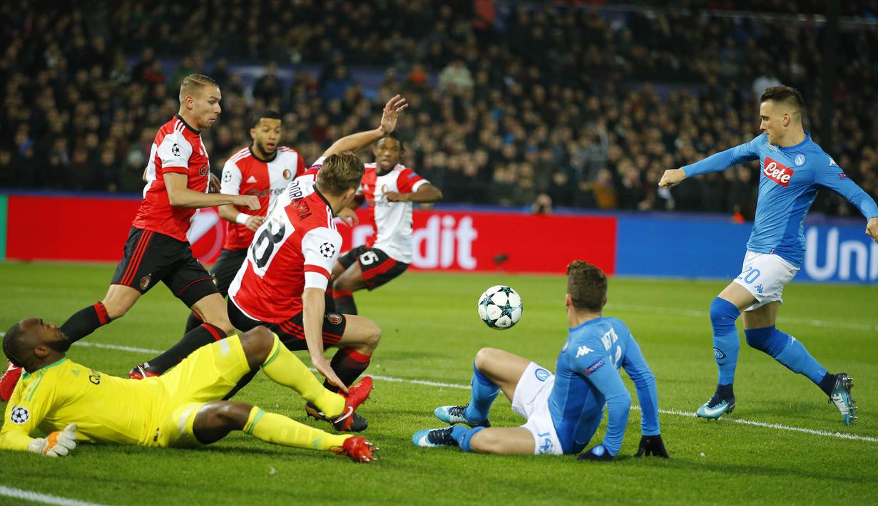 Striker Napoli, Piotr Zielinski, berusaha membobol gawang Feyenoord pada laga Liga Champions di Stadion Kuip, Rotterdam, Rabu (6/12/2017). Feyenoord menang 2-1 atas Napoli. (AP/Peter Dejong)