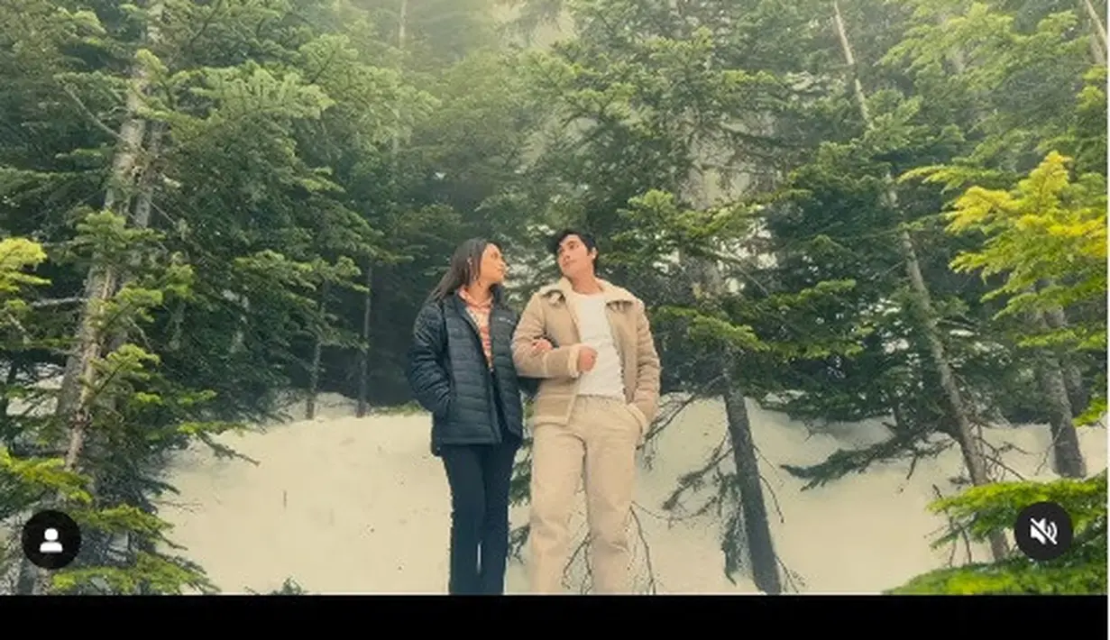 Sebelumnya, mereka kerap mencetak OOTD serasi. Dari memakai coat cokelat senada, sampai jaket puffer warna natural yang aesthetic saat foto bareng. [Foto: Instagram @callistaarum]