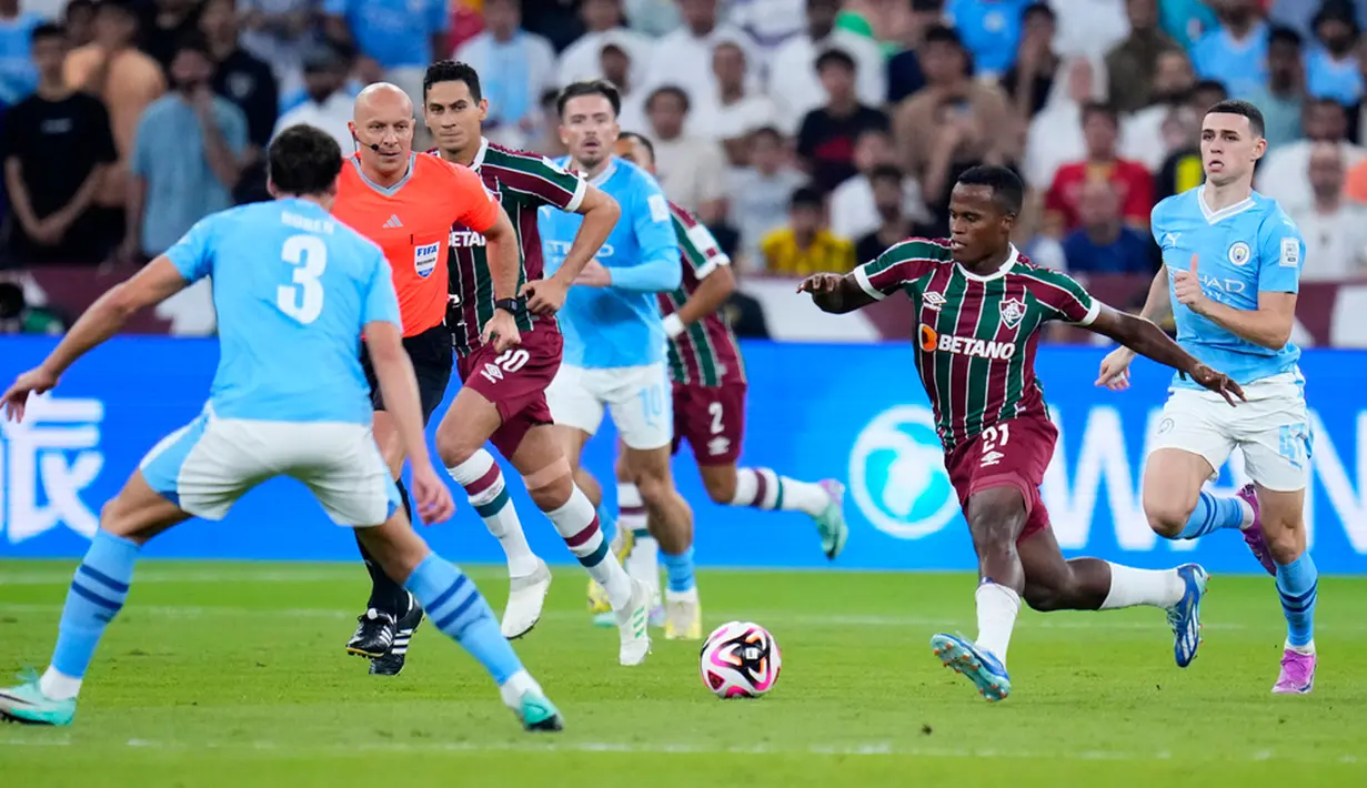 Manchester City langsung tampil menekan sejak awal. Baru menit pertama, Manchester City langsung unggul lewat Julian Alvarez. (AP Photo/Manu Fernandez)