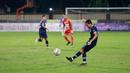 Pemain Arema FC, Evan Dimas, melepaskan tendangan saat melawan Bali United pada laga BRI Liga 1 di Stadion PTIK, Jakarta, Senin (27/3/2023). Arema menang dengan skor 3-1. (Bola.com/M Iqbal Ichsan)
