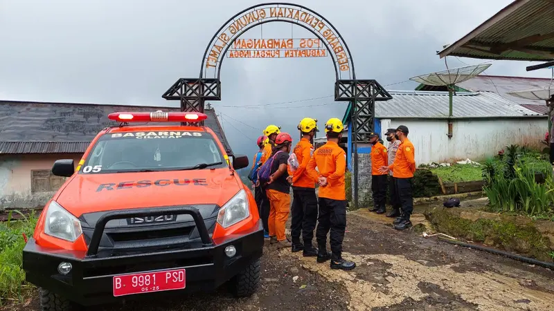 Evakuasi pendaki Gunung Slamet yang jatuh dan terluka parah. (Foto: Basarnas/Liputan6.com)