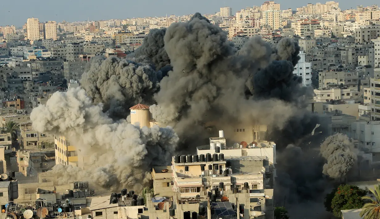 Asap tebal terlihat dari ledakan serangan Israel ke sebuah gedung pusat budaya Said al-Mis'hal di Kota Gaza, Palestina, (9/8). Israel mengerahkan lebih dari 140 serangan udara yang menargetkan posisi militan Hamas di Gaza. (AP Photo/Khalil Hamra)