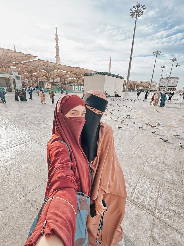 7 Potret Paula Verhoeven Jalani Umroh di Bulan Ramadhan, Tampil Bercadar