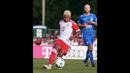 Pemain Bayern Munchen, Erick Maxim Choupo-Moting, mengontrol bola di udara dalam pertandingan pramusim melawan  FC Rottach-Egern, Rabu (19/7/2023). Ini merupakan pertemuan kedua bagi Munchen dan Rottach-Egern. Momen itu sendiri terjadi pada empat tahun sebelumnya dan Munchen menang dengan skor telak 23-0. (Dok. Bayern Munchen)