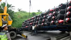 Truk pengangkut puluhan sepeda motor sport  terguling dengan posisi melintang di Ruas Tol  KM 10 Kota Semarang, Jawa Tengah, Senin (6/3). (Liputan6.com/Gholib)