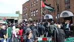 Orang-orang menghadiri upacara pengibaran bendera Palestina di luar Kedutaan Besar Palestina di London Barat, Inggris, pada 22 September 2025. (Adrian DENNIS/AFP)