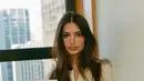 Selain aktif menjadi model, Emily juga menulis sebuah buku berjudul My Body yang rilis pada 2021. Buku tersebut menjadi cara Emily memproses pelecehan seksual yang dialaminya selama terjun menjadi model. (Instagram/@emrata)