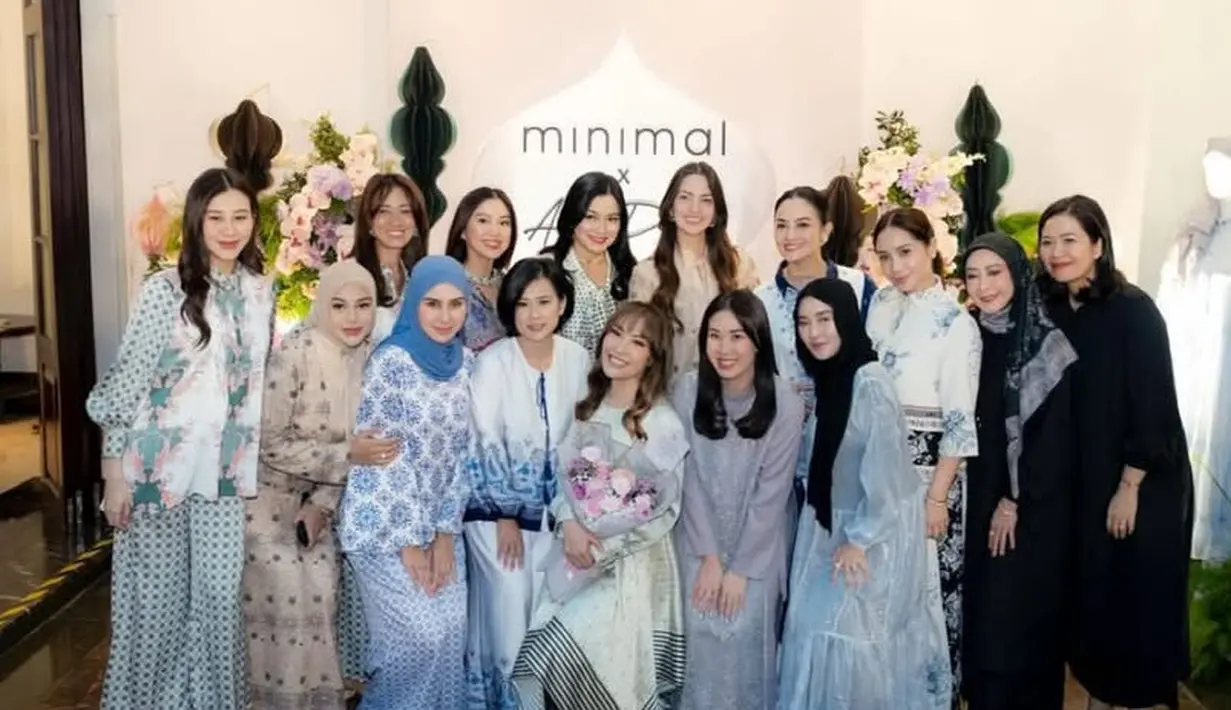 Aurel Hermansyah salah satu member geng cendol yang hadir di acara tersebut. Ia tampil serba coklat mengenakan kerudung polos dan dress bercorak dari koleksi Ayu Dewi dipadukan celana putih panjang. [@drfeninugraha.spgk]