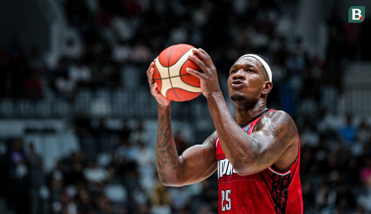 Pemain Timnas Basket Indonesia, Lester Prosper melakukan shooting ke arah ring saat laga Kualifikasi Piala Asia FIBA 2025 melawan Timnas Basket Australia di Indonesia Arena, Senayan, Jakarta, Minggu (25/02/2024). (Bola.com/Bagaskara Lazuardi)