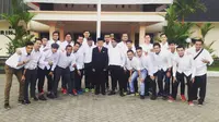 Timnas Futsal Indonesia mengikuti upacara bendera di Lapangan BKD, NTB. (Bola.com/Istimewa)